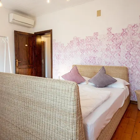 Holiday home Casa Ortensia: Rustico Ristrutturato In Pietra Rive d'Arcano
